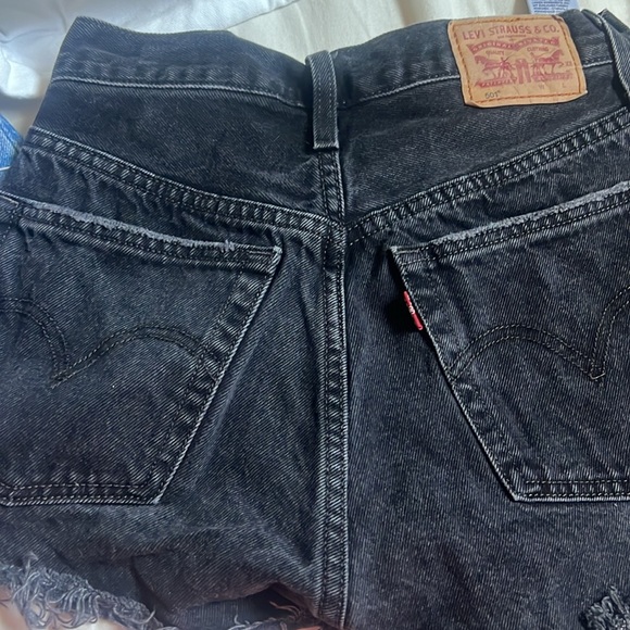 3 pairs of Levi’s denim shorts 💙🖤 - Picture 3 of 7